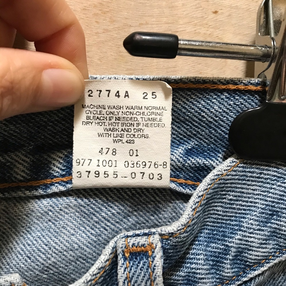 Vtg Levi’s Mid Rise Shorts - Picture 4 of 9